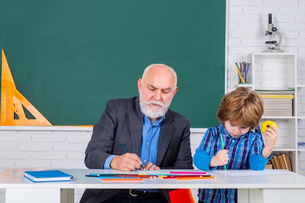 Een grootvader en een zoon leren in de klas Student en bijles onderwijsconcept Terug naar school