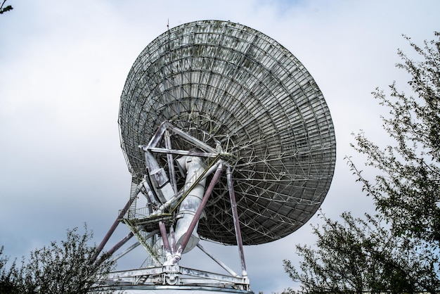 Een grote antenne met daarop de woorden radiotelescoop