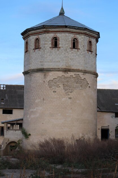 Een grote bakstenen toren