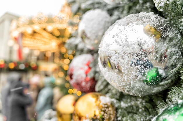 Een grote bal op de sneeuwwinden van een kerstboom.