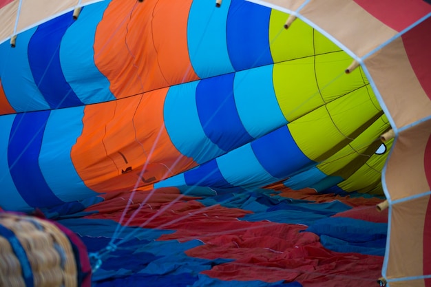 Een grote ballon ligt op de grond