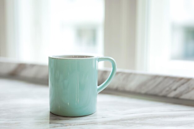 Foto een grote blauwe beker zwarte koffie op een marmeren vensterbank