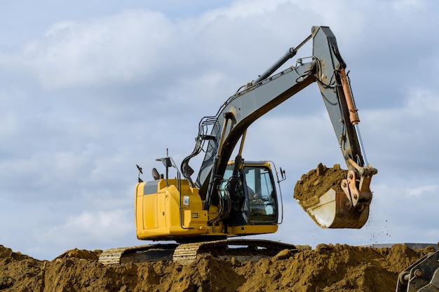 Een grote bouwgraafmachine van gele kleur op de bouwplaats in een steengroeve om te ontginnen