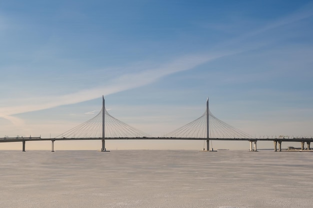 Een grote brug in het ijs Tuibrug