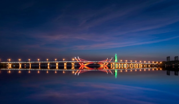 Een grote brug met 's avonds lichten aan