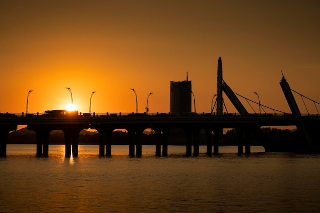 Een grote brug met 's avonds lichten aan