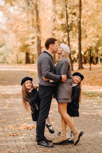 Een grote familie wandelt in het park in de herfst Gelukkige mensen in het herfstpark