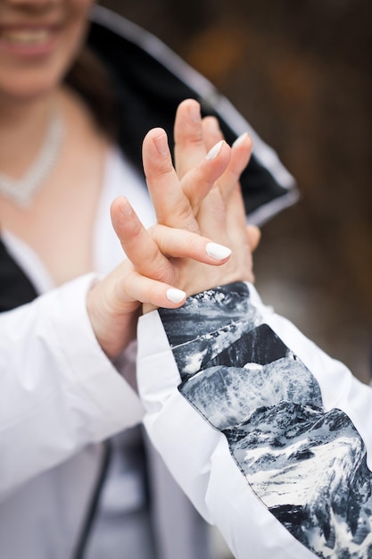 Een grote foto van de handen van de pasgetrouwden tijdens hun omhelzingen 4366