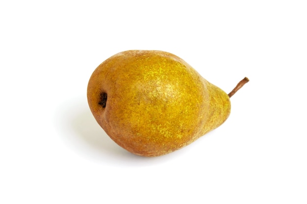 Een grote gele (bruine) peer ligt geïsoleerd op zijn kant.