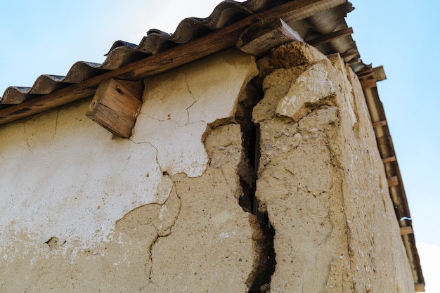 Een grote gevaarlijke scheur in de muur van het huis