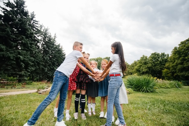 Een grote groep kinderen speelt in het park