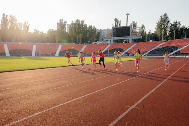Een grote groep meisjes maakte zich klaar bij de start voordat ze tijdens zonsondergang naar het stadion renden. Een gezonde levensstijl