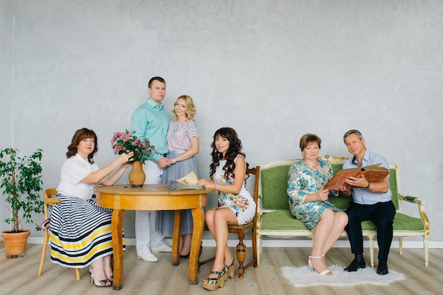 Foto een grote groep mensen, een groot familie klassiek portret in vintage interieur. het feestelijk aangeklede gezin blijft samen thuis