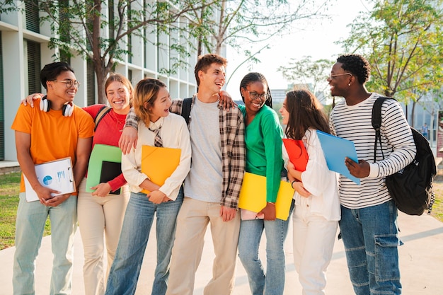 Een grote groep tienerstudenten die lachen en praten op de universiteitscampus gelukkige klasgenoten