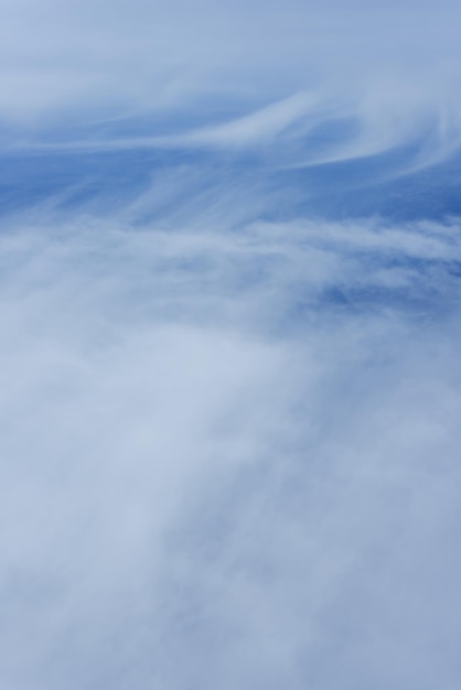 Een grote hoeveelheid wolken die een groot gebied bedekken, gezien vanaf 10.000 voet