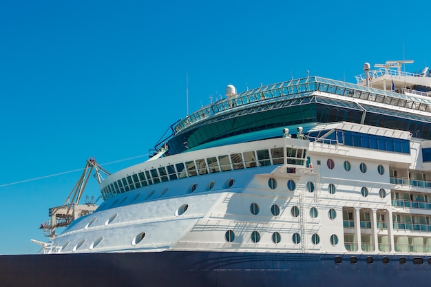 Een grote luxe cruiseschip ligt afgemeerd in de haven van de Adriatische Zee en wacht op passagiers. Er zijn vier oranje reddingsboten in het buitenland van een cruiseschip in Koper, Slovenië.