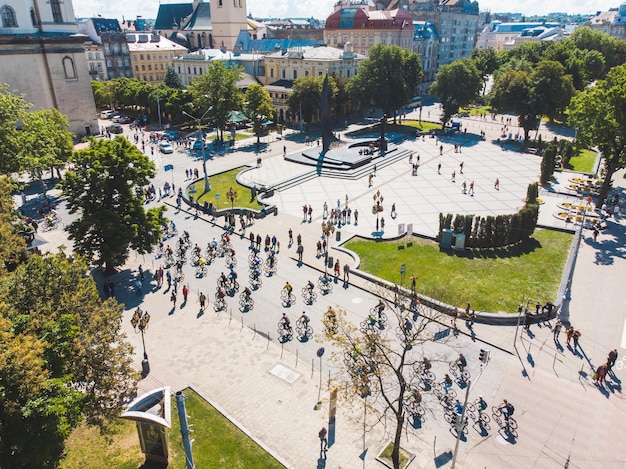 Een grote menigte mensen loopt rond op een stadsplein.