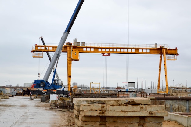 Een grote moderne bouwplaats in de bouw van gebouwen en huizen met toestellen