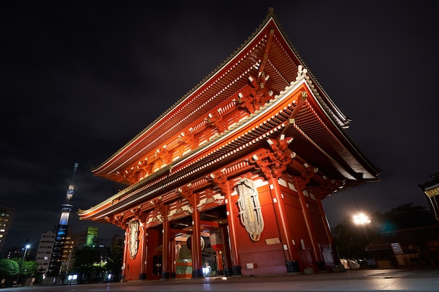 Een grote rode lamp in Sensoji-tempel, Japan.