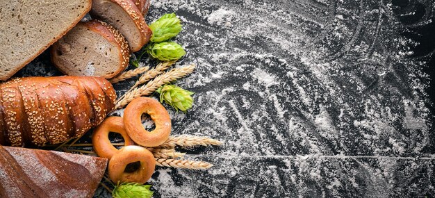 Foto een grote selectie van bakken en brood bovenaanzicht vrije ruimte voor tekst