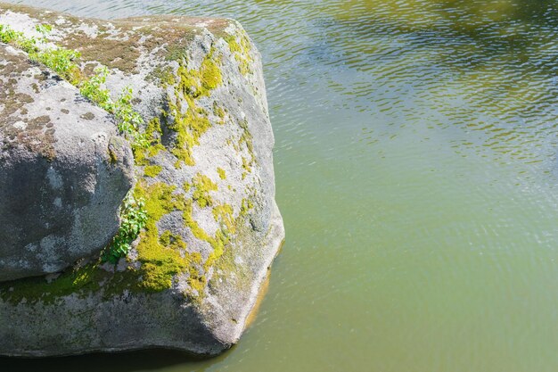 Een grote steen een rotsblok in het water
