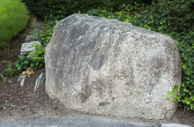Een grote steen met een kleine cirkel erop