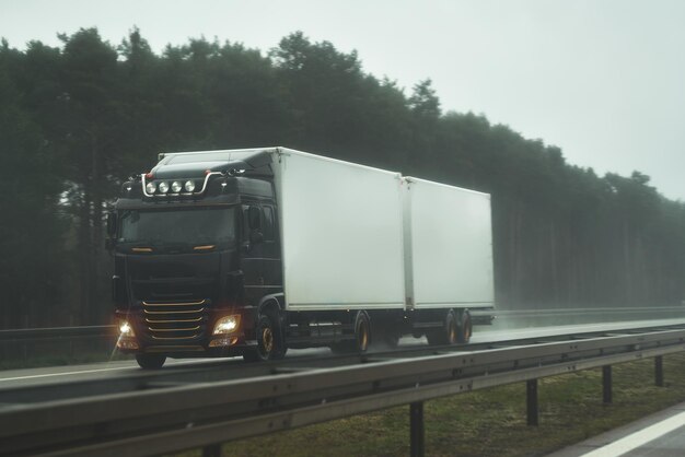 Een grote vrachtwagen rijdt op het snelwegconcept van de rederij Landscape met een rijdende Europese semi-vrachtwagen