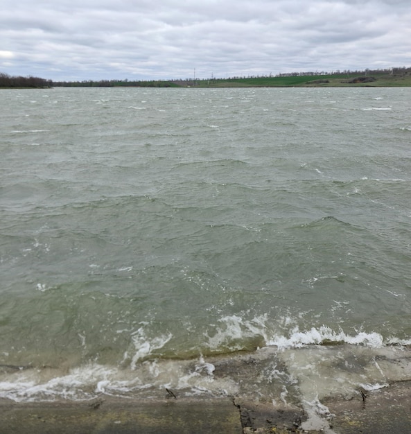 Een grote watermassa met een groene kleur waarop het woord "zee" staat.