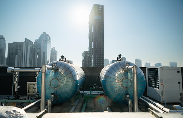 Een grote watertank die een belangrijk onderdeel is van het warm- en koudwaterstelsel van een gebouw