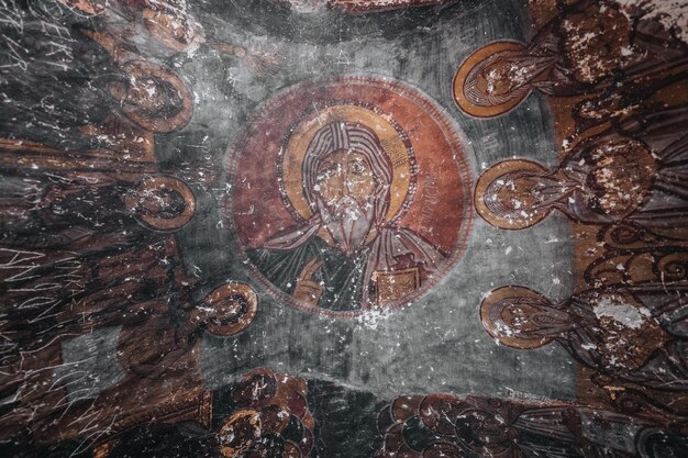 Een grotkerk in Cappadocië met inscripties op de muren fresco's uit het begin van het christendom