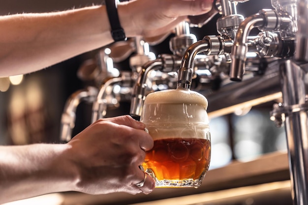 Een half donker en half licht bier tappen in een mok door een barman