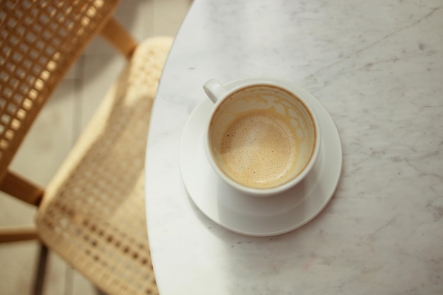 Foto een halfdronken platte witte koffie op een betonnen tafel in een stadscafé met hoge kwaliteit foto