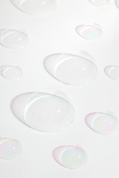 Een halfrond van een transparante zeepbellen op een witte achtergrond met trendy schaduwen