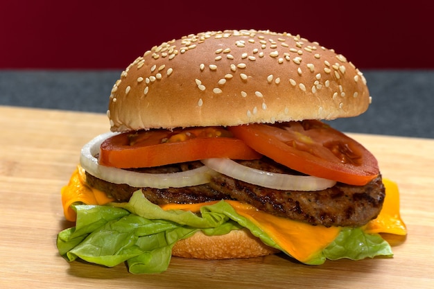 EEN HAMBURGER OP EEN HOUTEN PLANK