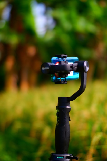 Foto een hand die een camera vasthoudt met een blauw handvat waarop 'het woord fiets' staat