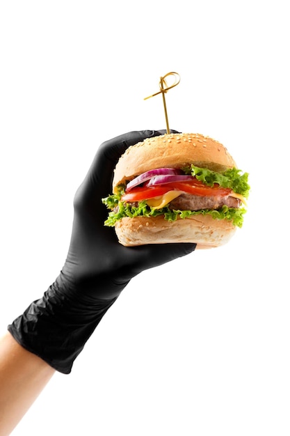 Een hand in een zwarte handschoen houdt een rundvleesburger op een witte achtergrond banner fastfood advertentie