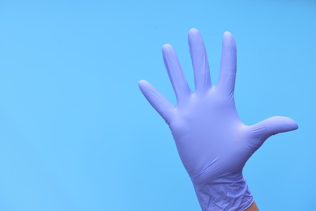 Een hand in medische blauwe handschoenen toont een aftelling van de tijd of het aantal medicijnen