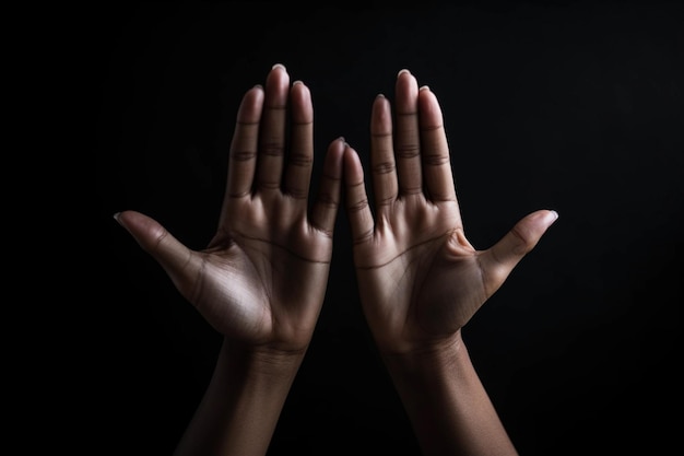 Een hand met de palm omhoog in de lucht