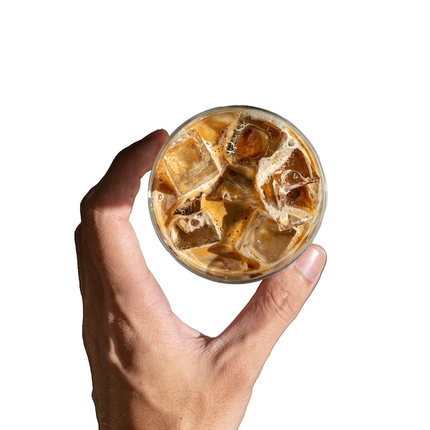 Een hand met een glas ijskoffie met ijsblokjes
