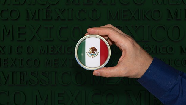 Een hand met een Mexicaanse nationale vlag-badge op een donkergroene achtergrond