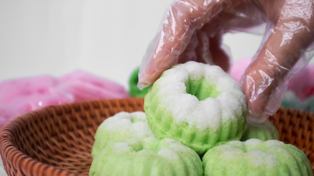 Een hand-pick een Indonesische gestoomde Pandan Cake met Kokos