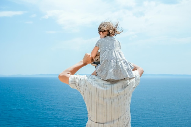 Een hand van gelukkige ouders en kinderen op zee in reis achtergrond in Griekenland