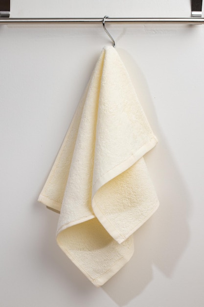 Foto een handdoek die in een driehoek is gevouwen