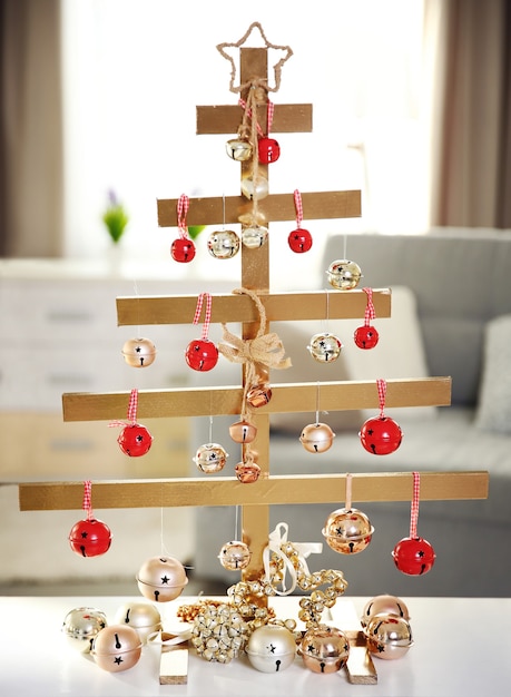 Een handgemaakte kerstboom en kerstballen op tafel in de kamer