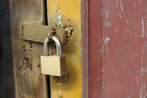 Een hangslot op de oude houten deur