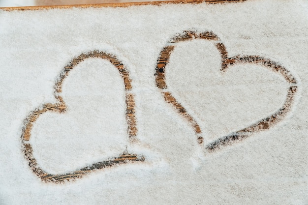 Een hart getekend met een vinger op de sneeuw