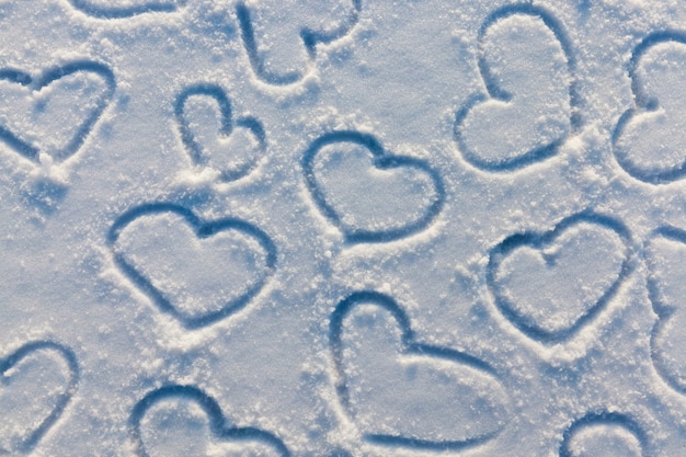 Een hartsymbool getekend op sneeuw