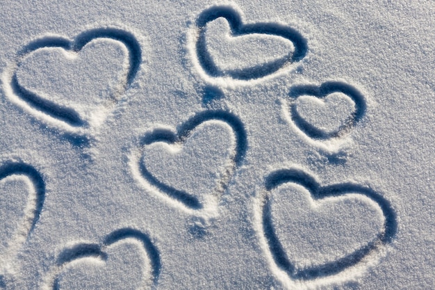 Een hartsymbool getekend op sneeuw