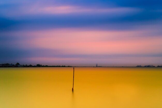 Foto een heel mooi uitzicht op de zonsondergang op het strand van mutiara jakarta