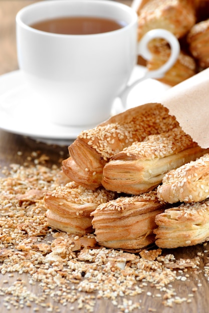 Een heerlijk brood voor het ontbijt op een houten tafel